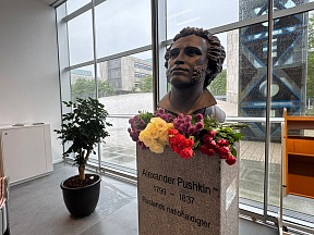 Om nedlægning af blomster ved A. Pushkins buste i Det Kongelige Bibliotek i København