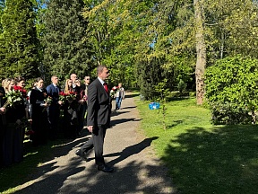 Nedlæggelse af blomster og krans på Bispebjerg Kirkegård i anledning af Sejrsdagen 